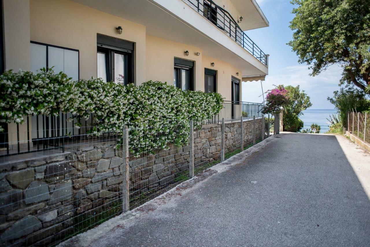 Oikia Eleanthi - Beachfront Garden Home! Mytikas  Esterno foto